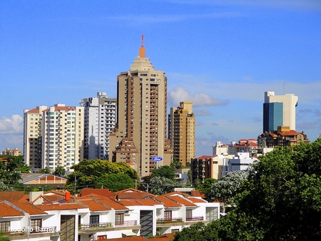 Santa Cruz de la Sierra, maior cidade da Bolvia - FOTO/CRDITO: http://pt.wikipedia.org/wiki/Ficheiro:Northern_Skyline_Santa_Cruz.jpg