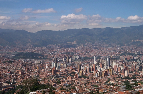 Medelln - FOTO/CRDITO: http://pt.wikipedia.org/wiki/Ficheiro:Panoramica_de_Medellin-Colombia.jpg