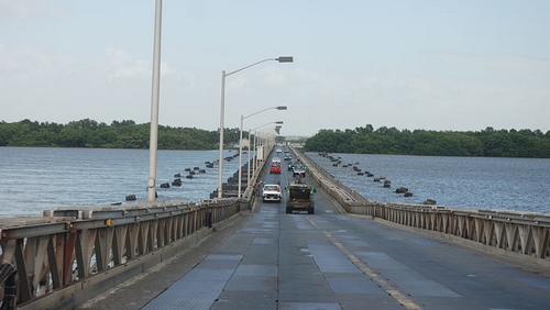 Ponte flutuante sobre o Rio Demerara entre Georgetown e Schoon Ord - FOTO/CRDITO: Nils Ally (08.03.2012).