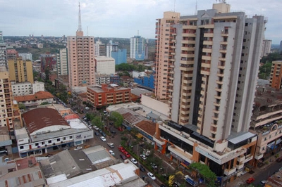 Ciudad del Leste, prxima a fronteira com o Brasil (Fz do Iguau) - FOTO/CRDITO: http://pt.wikipedia.org/wiki/Ficheiro:CDE_Vista_Aerea.JPG