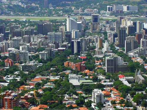 Caracas, capital da Venezuela (ao fundo o Aeroporto Internacional) - FOTO/CRDITO: http://pt.wikipedia.org/wiki/Ficheiro:ChacaoAltamiraView2004-8.jpg