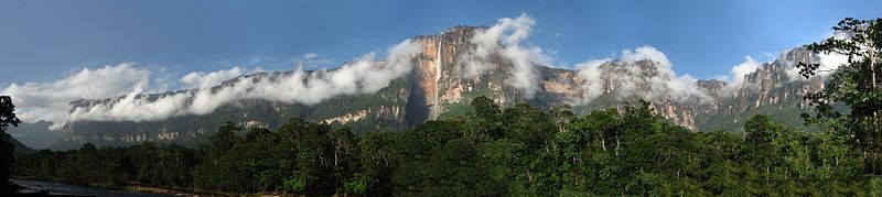 O Salto Angel  a maior queda d'gua do planeta (979 metros, sendo 807 metros em queda livre) - FOTO/CRDITO: http://pt.wikipedia.org/wiki/Ficheiro:Angel_falls_panoramic_20080314.jpg