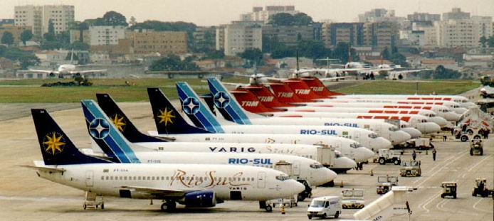 O 
Aeroporto de Congonhas, em São Paulo, está próximo de seu limite de 
operação. Na foto, 11 aeronaves no pátio, 5 em fila de espera para 
decolagem e 1 aterrisando. (www.portalbrasil.eti.br)