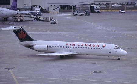 DC-9/32 da Air Canada, prefixo C-FTMV em Toronto - 27.12.2001.