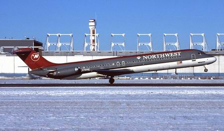 DC-9/51, prefixo N784NC da Northwest Airlines, em Quebec (Canad)  - 15.12.2001.