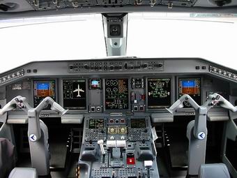 Fotografia da cabine do ERJ170, prefixo PP-XJA