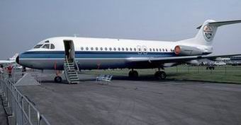 Fokker F-28.4000 prefixo PH-ZCD na Feira Internacional de Farnborough (Inglaterra), em Setembro/82.  O F-28 iniciou sua produo em srie em Abril de 1969, transportava 76 passageiros e 4 tripulantes, consumindo 2.000 litros de combustvel por hora voada. Posteriormente foi substitudo pelo F-28/100 (Fokker 100).