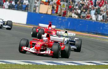 Barrichello lidera Ralf e Michael Schumacher no GP da Inglaterra de 2003.