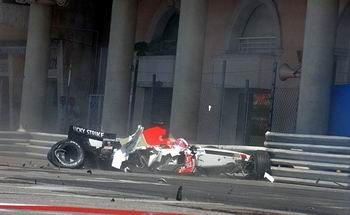 Jenson Button choucou-se com o guard-rail na sada do tnel, a 290km/hora e foi hospitalizado (sbado, 31.05.2003)