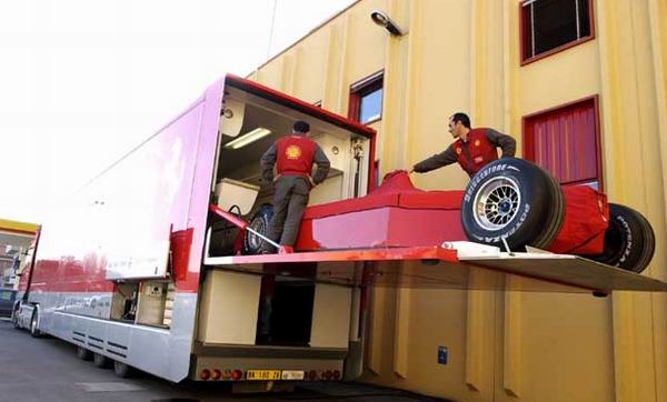 A Ferrari levar quatro modelos da nova F2002 para o circuito da Catalnia, a 40km de Barcelona (Espanha) - 28.04.2002