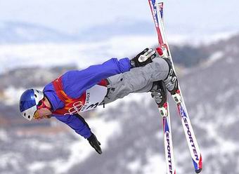 O tcheco Ales Valenta, medalha de ouro no salto artstico
