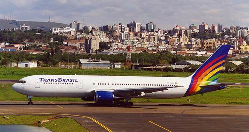 Boeing 767-300, prefixo PT-TAM, em Porto Alegre - 15.09.2001 - FOTO/CRDITO: airliners.net.
