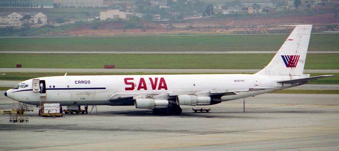 Boeing 707-300 da SAVA, na área remota do Aeroporto Internacional de Guarulhos, São Paulo